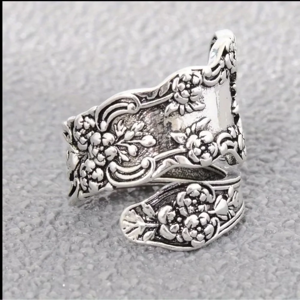 Vintaged Flower Engraved Spoon Ring - Picture 6 of 7